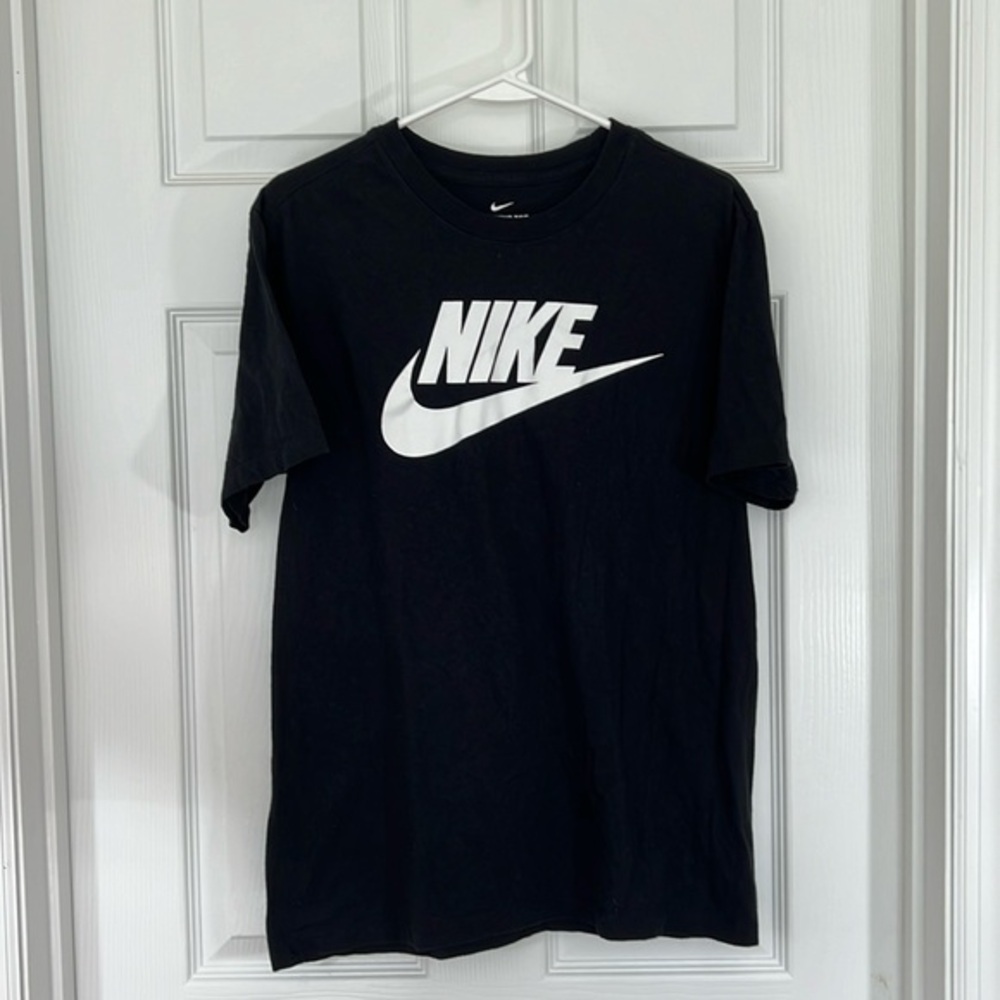 Nike men’s black&white short sleeve teeshirt